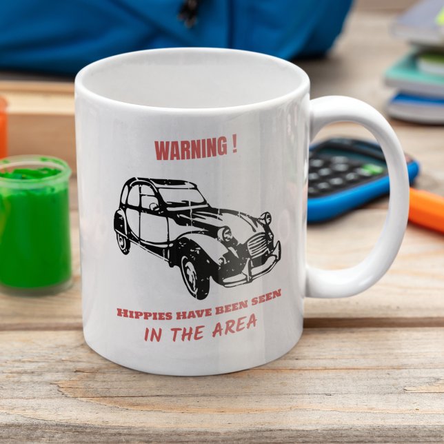 2CV Deux Chevaux Hippie Varning Kaffemugg (2CV Mug in White with a Red Text and Black Deux Chevaux Illustration)