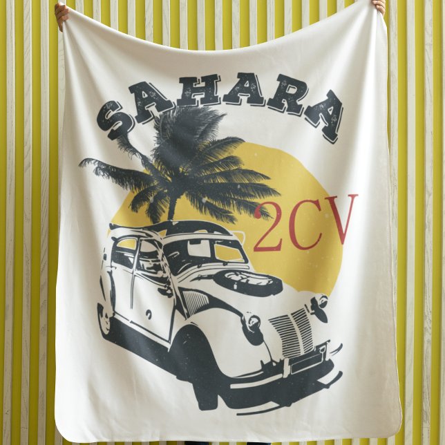 2cv Deux Chevaux Sahara Offroad Oldtimer Fleecefilt (2CV Sahara Fleece Blanket in White with a Dark Grey Yellow and Red Nature Illustration)