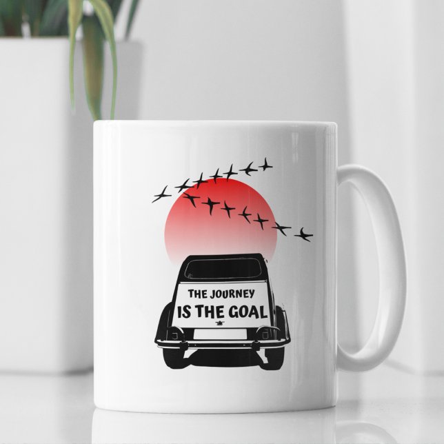 2CV Oldtimer Sunset - Resan är målet Kaffemugg (2CV Mug in White with a Red Sunset and Birds Illustration)