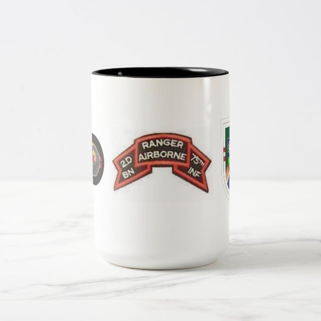 2D INFANTERIT för BNSKOGSVAKTARE75:e RÅNAR Två-Tonad Mugg (Center)