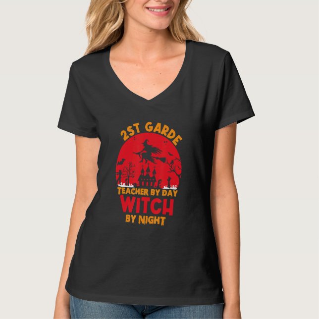 2st grade teacher by day witch by night happy Hall T Shirt (Framsida)