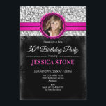 30-års födelsedagsfoto - Silver Svart Het Rosa Inbjudningar<br><div class="desc">30-års födelsedagsinbjudan med Ditt Foto
Elegant design i svart,  falskt glitter silver med en antydan om het rosa.
Perfekt för en kvinna som fyller trettio. Det kan anpassas för alla åldrar!</div>