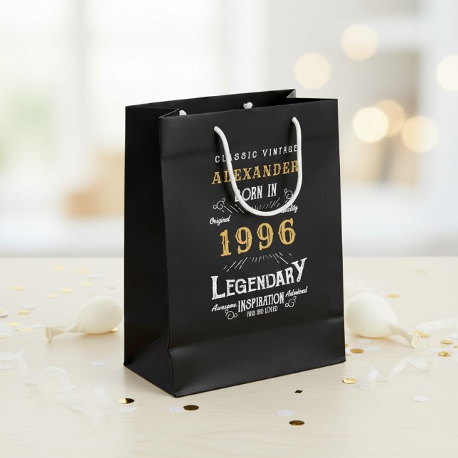 30-årsdag 1996 Lägg till namn Legend Svart Guld (Born 1996 birthday gift bag. Background out of focus.)