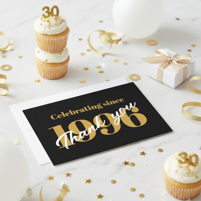 30-årsfirande 1996 Retro Svart Och Guld Tack Kort (Extreme close-up of a black and gold 30th birthday thank you card on a white marble surface.)