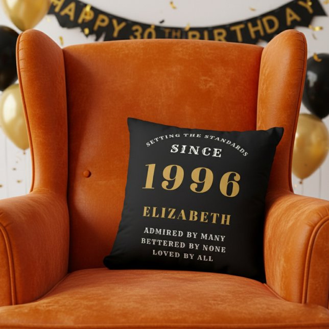 30-årspresent Personlig 1996 Svart Guld Kudde (1996 throw pillow in orange chair.)