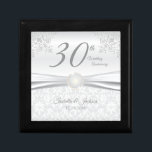 30:e årsdagen av Pearl Bröllop Minnesask<br><div class="desc">30:e Bröllop-årsjubiléet Design Gift Box-redo för att du ska kunna anpassa dig. ⭐ Den här produkten är 100 %-Anpassadet. Grafik och / eller text kan läggas till, tas bort, flyttat, storleksändras, ändras runt, roteras osv. 99 procent av mina konstruktioner i min butik är gjorda i lagrar. Det gör det enkelt...</div>