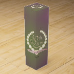 30:e Bröllop-årsdagen Pearls and Plum Moss Presentask För Vinflaska<br><div class="desc">Det som skulle kunna passa bättre för 30-årsdagen av bröllop än pärlor på bran flaska i vin,  gjorde det än mer magiskt med denna fantastiska bakgrund av lila och grönt.</div>