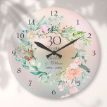 30:e Bröllop-årsdagen Ro Blommigt Pearl Stor Klocka<br><div class="desc">Den här chicens botaniska 30-årsdag för blommigt med en känslig vattenfärg på pärlbakgrund kan vara personlig med dina speciella pearlårsdetaljer som anges i elegantens typografi. Designad av Thisisnotme©</div>