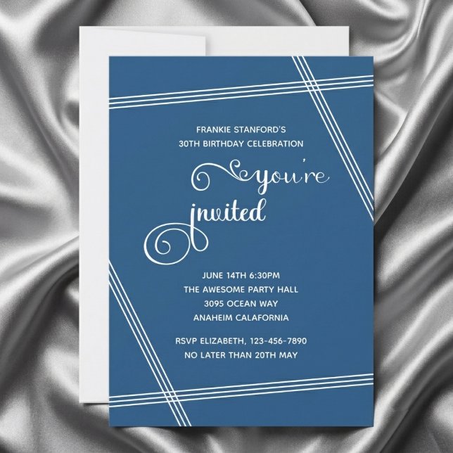 30:e enkla moderna eleganta födelsedagsinbjudninga (Blue 30th birthday invitation. Grey silk background.)