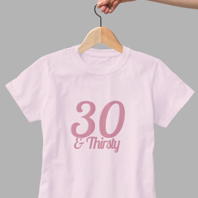 30 och Thirsty Funny Rosa 30års födelsedag Slogan T Shirt (Happy 30th Birthday! Have a drink! Here's a fun shirt to wear on your birthday. )