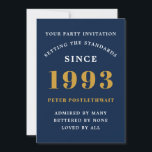 30års födelsedag 1993: Blått Guld Lägg till Namn å Inbjudningar<br><div class="desc">För dem som firar sin födelsedag har vi det idealiska födelsedagsfest inbjudan-kortet. Elegantens bakgrund med guld-design är enkel och chic. Anpassa enkelt texten längst fram och baktill på det här födelsedagsinbjudningskortet med hjälp av den mall som finns. En del av standardskalan för kort,  party och gåvor.</div>