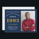 30års födelsedag 1993 Namn Fotoblått Guld Inbjudningar<br><div class="desc">För dem som firar sin födelsedag har vi det idealiska födelsedagsfest inbjudan med möjlighet att lägga till ett foto. Den blå bakgrunden med vit och guld typografisk design är enkel och ändå elegant. Anpassa enkelt texten för den här födelsedagspresenten med hjälp av den mall som tillhandahålls. Sök i butiken efter...</div>