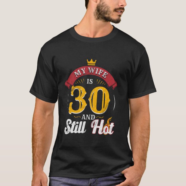 30års födelsedag-frun är 30 Hetter fortfarande tre T Shirt (Framsida)