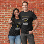 30års födelsedag Legendary Black Guld Retro T Shirt<br><div class="desc">En personlig klassisk party T-shirt för det speciella 30års födelsedag och firande att vrida 30. Lägg till namn i vintagen genom att skriva stil svart, vit och guld för en anpassningsbar 30års födelsedag-gåva. Du kan enkelt redigera namn och år med den angivna mallen. En underbar anpassningsbar svart födelsedagspresent. Fler gåvor...</div>
