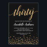 30års födelsedag Modern Guld Confetti Black Inbjudningar<br><div class="desc">Modern Guld Confetti kopplar 30års födelsedag-inbjudan. Designen har trettio i ett modernt skript för elegant och guld-konfetti pekar ut. Om du vill anpassa texten "30" till en annan ålder kan du skicka e-post till oss på panggadesigns@gmail.com.</div>