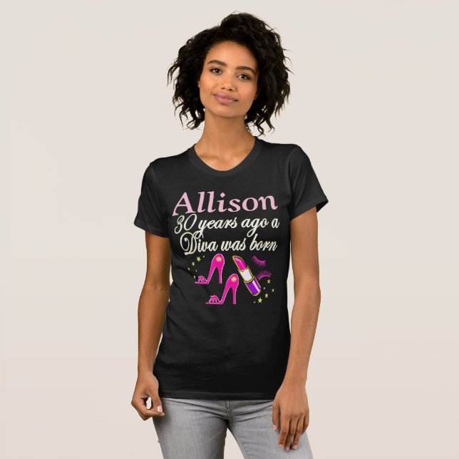 30ÅRS FÖDELSEDAG PERSONLIG ROSA DIVA T SHIRT (Hel framsida)