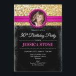 30års födelsedag Photo - Guld Black Shock rosa Inbjudningar<br><div class="desc">Inbjudan till 30års födelsedag med din fotodesign i svart,  faux glitter guld med ett tips om shock rosa. Perfekt för en kvinnas trettionde födelsedagsfest. Den kan anpassas för vilken ålder som helst!</div>