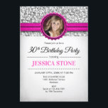 30års födelsedag Photo - Silver White Shock rosa Inbjudningar<br><div class="desc">Inbjudan till 30års födelsedag med din fotodesign med Eleganten Faux glitter silver,  vit och ett tips om shock rosa. Perfekt för en kvinnas trettionde födelsedagsfest. Den kan anpassas för vilken ålder som helst!</div>