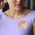 30års födelsedag ro guld  glitter namn knapp<br><div class="desc">Elegant,  klassisk,  glamorös namn bricka för ett 30års födelsedag party. Ro guld och  övertoningsbakgrund. Dekorerad med ro guld,  faux glitter,  gnistor. Anpassa och lägg till ett namn. Namn är skrivet med ett modernt skript för färgaden ro i mörk,  skrivet med stil. Nummer 30 skrivs med ett stil-teckensnitt med ballong.</div>