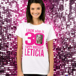 30års födelsedag rosa ser 30 anpassningsbars foto  t shirt<br><div class="desc">30års födelsedag rosa på vitt, se vem som är 30 anpassningsbars foto och namn t-shirt. Roligtens 30:e personligens fotodesign och shock rosa för vita födelsedagsfirmor. Anpassa den här födelsedagskjortan med ett foto på födelsedagstjuven i mitten på siffran 0. Underbar idé om att lägga till lite roligt till en milstolpe på...</div>