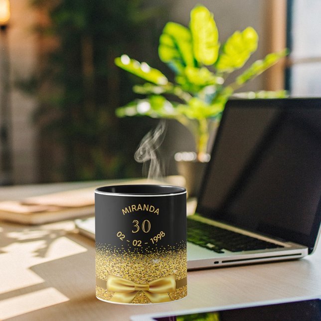 30års födelsedag svart guld armbåge namn mugg (Skapare uppladdad)