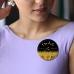 30års födelsedag svart guld monogram elegant knapp<br><div class="desc">Elegant,  klassisk,  glamorös och feminin. En färgad och ett band i guld med glitter och gnistra i guldgruvan,  lite av lek och lyx för en födelsedag. Svart bakgrund. Mallar för hennes namn,  ålder,  födelsedatum och födelsedatum.</div>