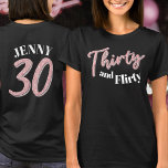 30års födelsedag trettio rosa silver namn t shirt<br><div class="desc">Trettio och fyrtio, 30års födelsedag glitter stil ger trettio skript i ro rosa och silver med text på t-shirt för mörk färgad och nummer 30 på motsatt sida och ditt namn. Anpassa skjortan från 30års födelsedag med ditt budskap och namn. Andra år och matchande artiklar är tillgängliga. © Original design...</div>
