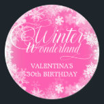 30års födelsedag Winter Wonderland Snowflake Favor Runt Klistermärke<br><div class="desc">Vintervintern i 30års födelsedag har en vacker kalligrafi omgiven av en lush snöflake och snö gräns. Snöflingor går mot bakgrund av söt rosa. Du kan faktiskt ändra bakgrunden färg till valfritt färg. Winter Wonderland kan inte ändras, men all återstående text kan redigeras. Denna punkt är en del av Winter Wonderland...</div>