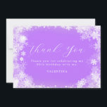 30års födelsedag Winter Wonderland Snowflake Lila Tack Kort<br><div class="desc">Tack för att du har ett vackert kalligrafi i elegant under vintern, omgiven av en lush snöflake och snö gräns. Snöflingor går mot dammig lila bakgrund. Du kan faktiskt ändra bakgrunden färg till valfritt färg. All text kan redigeras. Denna punkt är en del av Winter Wonderland Snowflake-samlingen. Den innehåller de...</div>