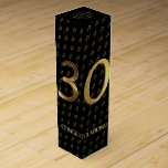 30års födelsedagbröllopsdagsvart och guld presentask för vinflaska<br><div class="desc">30th Årsdagen 30 år,  30års födelsedagårsdagen,  den 30th bröllopsdagen,  den pärlemorfärg bröllopsdagen,  lycklig årsdag för elegant guld- Looktypografi,  med kärlek Emily,  kan du ändra textsvarten och den guld- LookPresentask för Vinflaska</div>