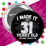 31 år Gamla sarcastic Meme Funny 31a Birthday Knapp<br><div class="desc">Den här lustiga 31ans födelsedagskalender gör ett underbart sarkastiskt skämt från humor eller en novelty-gag-gåva till ett 31-årigt födelsedagstema eller en födelsedagsfest för överraskande 31a! Jag har gjort det till 31 år gammal.. Inget Skrämmer mig ett lustigt födelsedagsmapp i 31an som kommer att få många skratt från familj, vänner, party...</div>