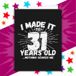 31 år Gamla sarcastic Meme Funny 31a Birthday Kort<br><div class="desc">Den här lustiga 31ans födelsedagskalender gör ett underbart sarkastiskt skämt från humor eller en novelty-gag-gåva till ett 31-årigt födelsedagstema eller en födelsedagsfest för överraskande 31a! Jag har gjort det till 31 år gammal.. Inget Skrämmer mig ett lustigt födelsedagsmapp i 31an som kommer att få många skratt från familj, vänner, party...</div>