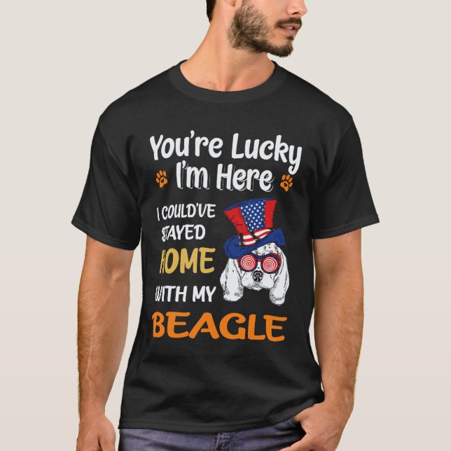 32 Stannade Hemma Med Min Beagle T Shirt (Framsida)