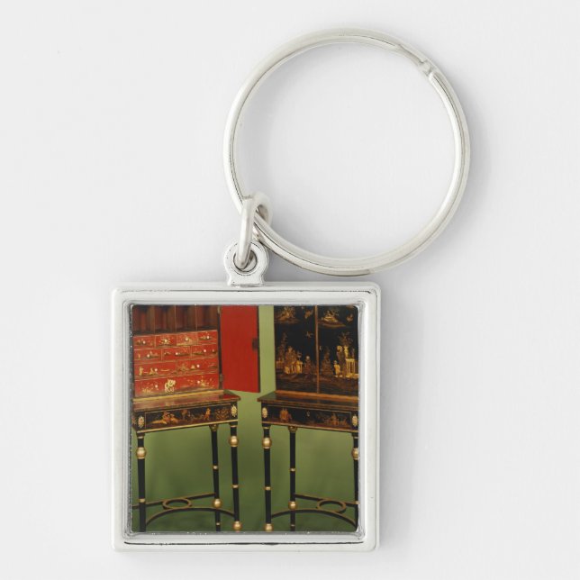 32: Två Chinoiserieskåp, c.1770 Fyrkantig Silverfärgad Nyckelring (Framsidan)