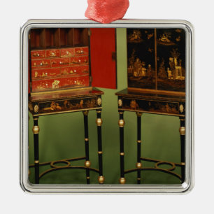 32: Två Chinoiserieskåp, c.1770 Julgransprydnad Metall