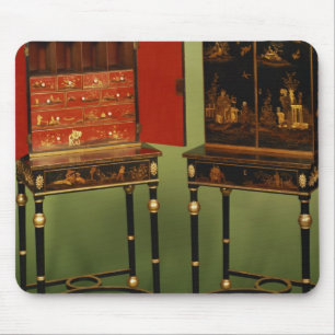 32: Två Chinoiserieskåp, c.1770 Musmatta