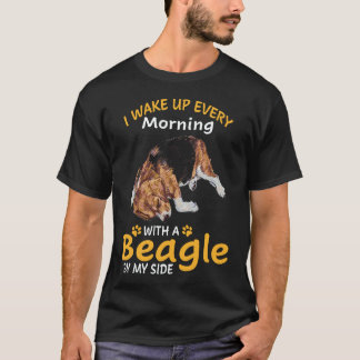 33 Jag vaknar varje morgon med en beagle vid min s T Shirt
