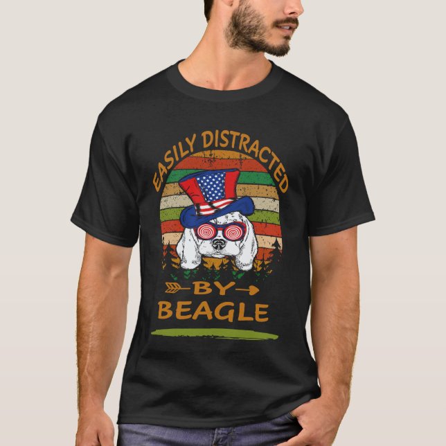 33 Lätt Distraherad Av Beagle T Shirt (Framsida)