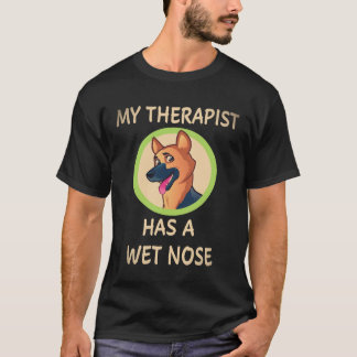 33 Min terapeut har en tysk schäferhund med våt nä T Shirt