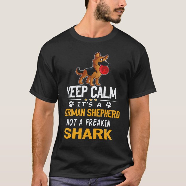 35 Håll lugn Det är en tysherdehund inte en jäkla  T Shirt (Framsida)