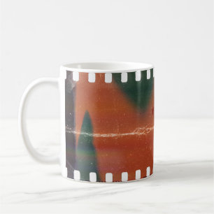 35 mm filmremsan startar, coolan repar sig. kaffemugg