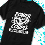 35e Årsdag Par gift 35 år Starkt T Shirt<br><div class="desc">35en i roligt är bröllop årsdagen perfekt för par gifta 35 år för att fira giftermål! Underbar att fira med make eller hustru eller för din förälders 35-årsdag i bröllop party! Med "Power Couple - 35 Years Strong!" citerar man i bröllop efter att ha gått med bröllop ringar i en...</div>