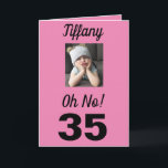 35e Birthday Åh nej! Funny Grumpy Girl Kort<br><div class="desc">Ha roligt på en milstolpe-födelsedag för 35 år med ett "Åh nej!" kort. Hon kommer att le på rosa,  vitt och svart färg tillsammans med det uppmuntrande budskapet till "Firande!". En modern och minnesvärd design fångar den häpnadsväckande känslan hos den roliga grumpy tjejen.</div>
