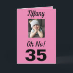 35e Birthday Åh nej! Funny Grumpy Girl Kort<br><div class="desc">Ha roligt på en milstolpe-födelsedag för 35 år med ett "Åh nej!" kort. Hon kommer att le på rosa,  vitt och svart färg tillsammans med det uppmuntrande budskapet till "Firande!". En modern och minnesvärd design fångar den häpnadsväckande känslan hos den roliga grumpy tjejen.</div>