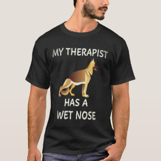 36 Min terapeut har en tysk schäferhund med våt nä T Shirt