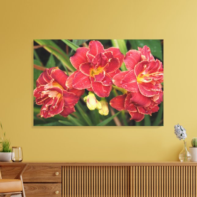 36"x24" Röda Dagliljor Canvastryck (Insitu (Vardagsrum))