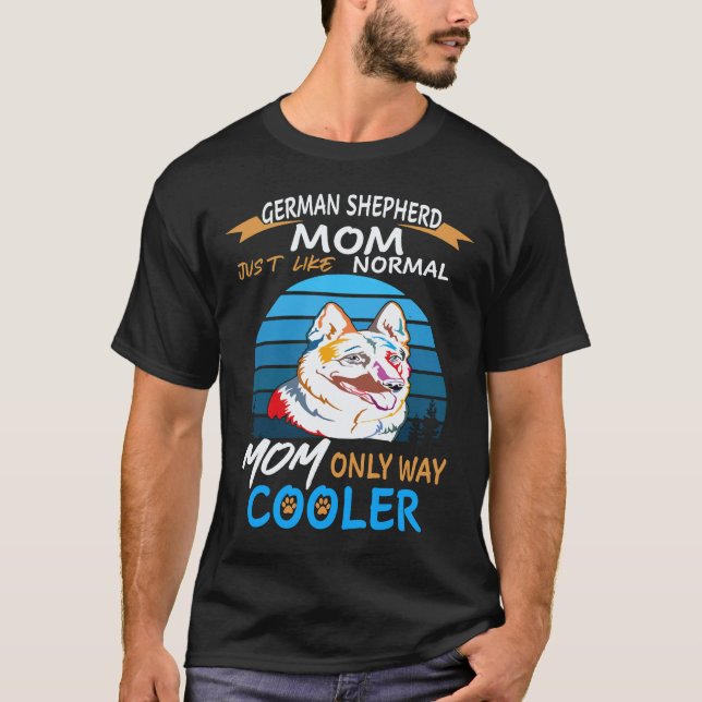 37 Tysk Shepherd Mamma Precis Som Normal Mamma End T Shirt (Framsida)