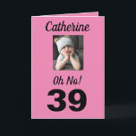 39:e födelsedag. Funny Cute Rosa Girly Kort<br><div class="desc">Ha roligt på en milstolpe-födelsedag för 39 år med ett "Åh nej!" kort. Hon kommer att le på rosa,  vitt och svart färg tillsammans med det uppmuntrande budskapet till "Firande!". En söt och minnesvärd design fångar den häpnadsväckande känslan hos den roliga grumpy tjejen.</div>