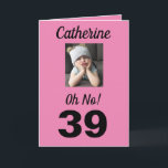 39:e födelsedag. Funny Cute Rosa Girly Kort<br><div class="desc">Ha roligt på en milstolpe-födelsedag för 39 år med ett "Åh nej!" kort. Hon kommer att le på rosa,  vitt och svart färg tillsammans med det uppmuntrande budskapet till "Firande!". En söt och minnesvärd design fångar den häpnadsväckande känslan hos den roliga grumpy tjejen.</div>