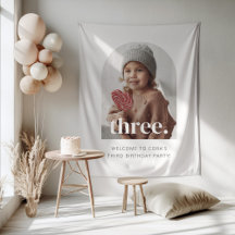 3-års födelsedagsfoto med välkomstskylt i tre valv